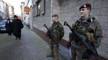 Alle mannen met machinegeweren zijn laffe honden Alle mannen met machinegeweren zijn laffe honden