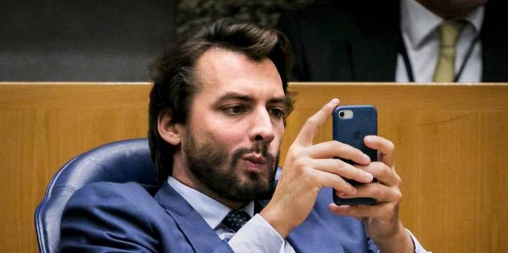 baudet kijkt op zijn mobieltje peilingen
